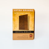 NTV, Santa Biblia, SentiPiel Café Rústico, Letra Grande, Edicion Compacta - Tyndale House (Spanish)